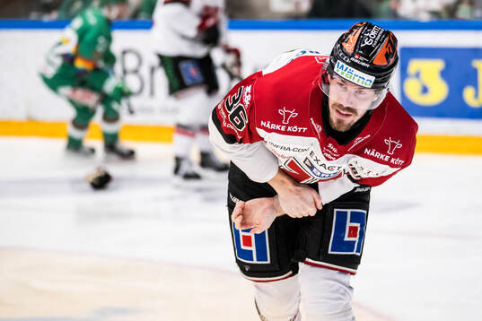 Örebros Emil Larsson lämnar skadad