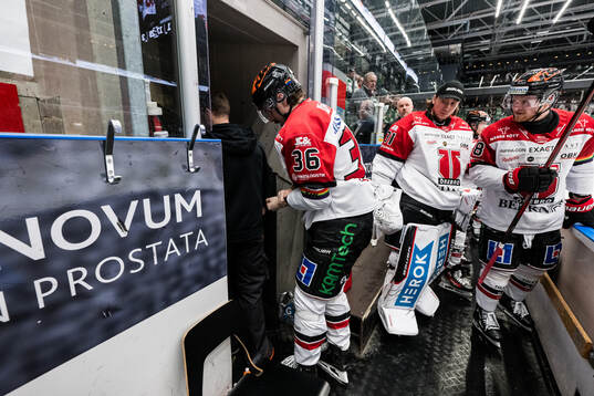 Örebros Emil Larsson lämnar med en skada