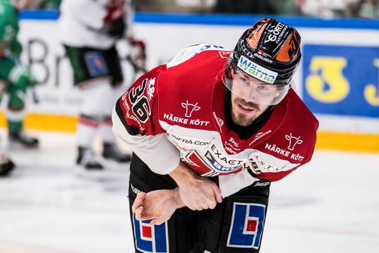 Örebros Emil Larsson lämnar skadad