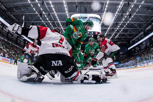 Rögles Dennis Everberg och Örebros målvakt Jhonas Enroth