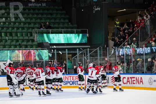 Örebros spelarna jublar