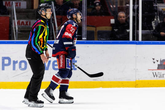 Linköpings Jesper Pettersson lämnar isen