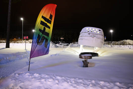 Prideflagga utanför arenan