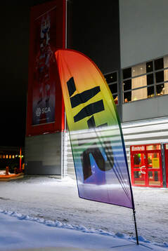Prideflagga utanför arenan