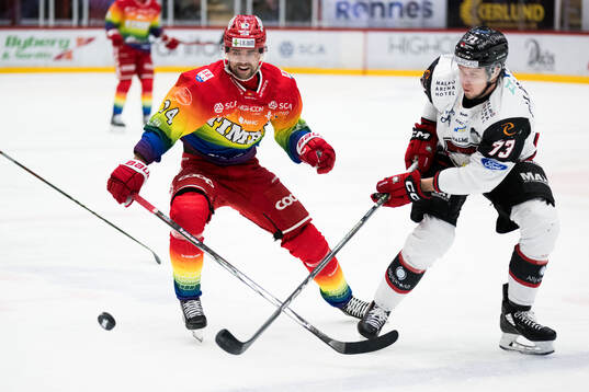 Timrås Emil Pettersson och Malmö Redhawks Adam Ollas