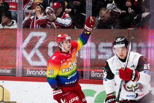 Timrås Filip Hållander jublar