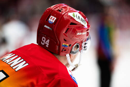 Timrås Sebastian Hartmanns hjälm med Pride loggan
