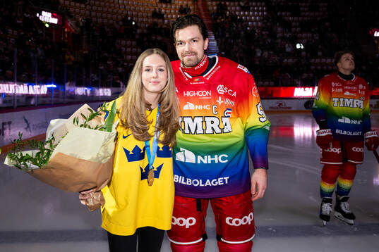 Timrås damlags Maja Åkerlund hyllas av Anton Lander för
