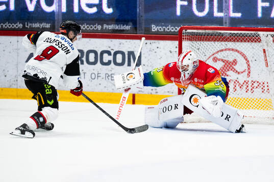 Malmö Redhawks Johan Olofsson och Timrås målvakt Jacob