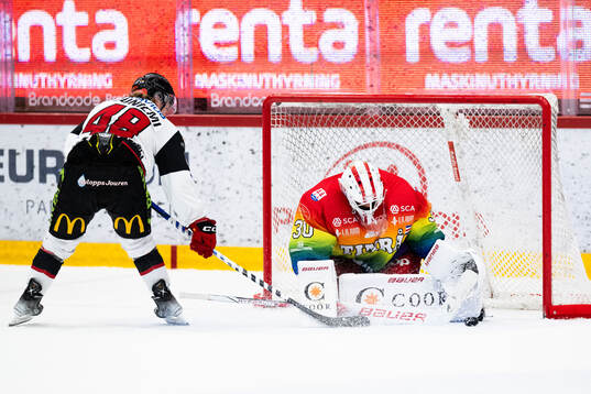 Malmö Redhawks Lauri Pajuniemi och Timrås målvakt Jacob