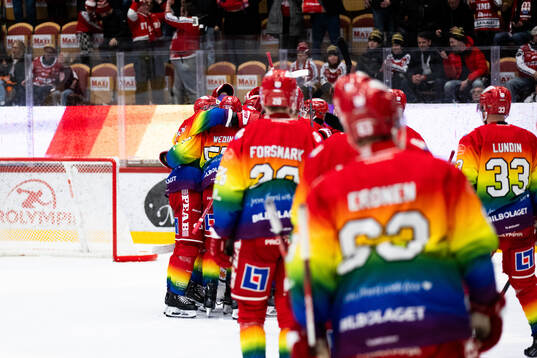 Timrås målvakt Jacob Johansson jublar