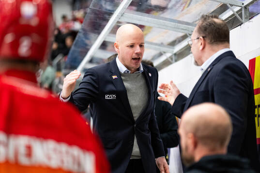 Timrås assisterande tränare Morten Madsen jublar
