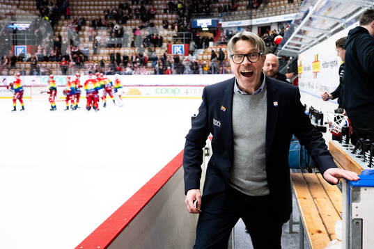 Timrås tränare Anders Karlsson jublar
