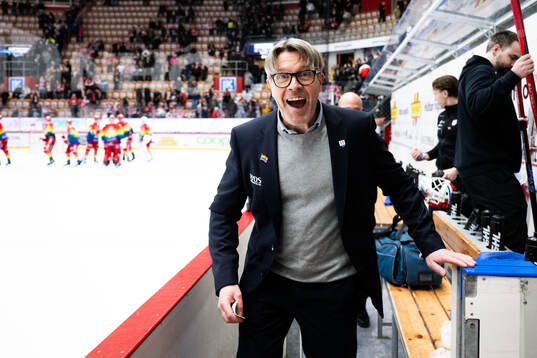 Timrås tränare Anders Karlsson jublar