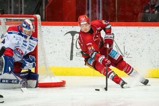 MoDos Erik Walli Walterholm och Oskarshamns målvakt Marek