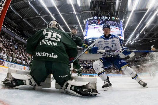 Leksands Carter Ashton och Färjestads målvakt Carl Lindbom