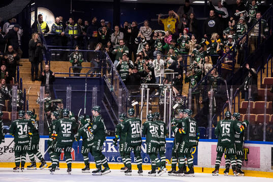 Färjestads spelarna jublar mot tillresta supportrar