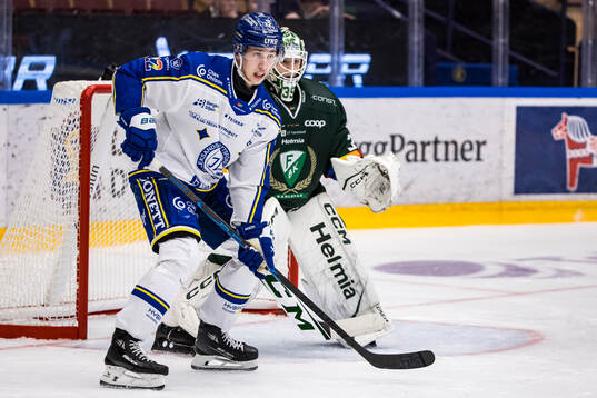 Leksands Lukas Vejdemo och Färjestads målvakt Carl Lindbom