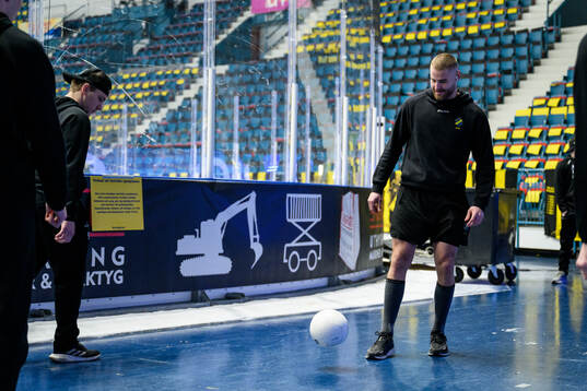 s Hampus Falk värmer upp