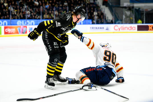 AIKs Tom Hedberg och Djurgårdens Kevin Karlsson