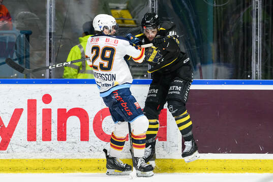 Djurgårdens Axel Andersson och AIKs Branden Troock