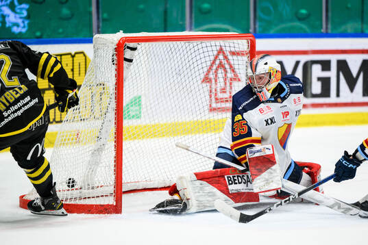 AIKs Zion Nybeck gör 2-0 bakom Djurgårdens målvakt Carl