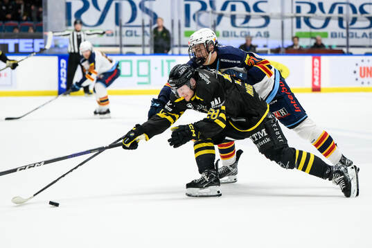 AIKs Oskar Magnusson och Djurgårdens Linus Eriksson