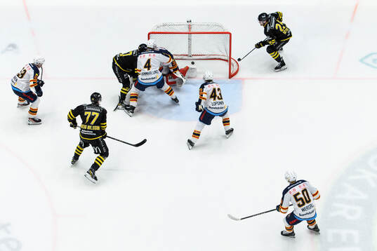 AIKs Christoffer Björk gör 1-0 på Djurgårdens målvakt