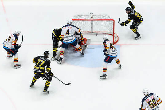 AIKs Christoffer Björk gör 1-0 på Djurgårdens målvakt