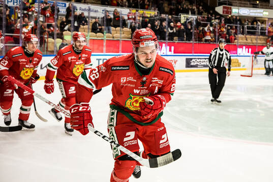 Moras Måns Carlsson jublar