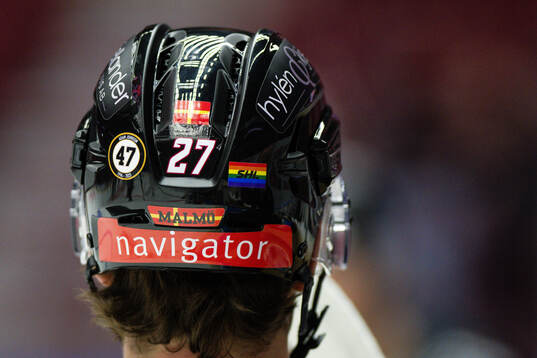 Hjälm med Pride loggan