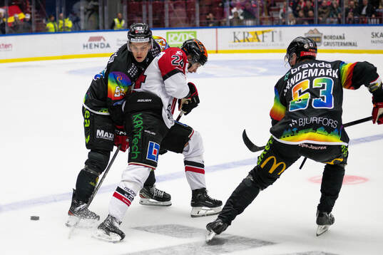 Malmö Redhawks Albert Sjöberg mot Örebros Hannes
