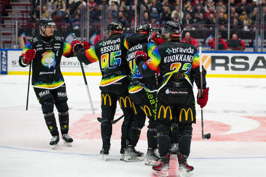 Malmö Redhawks spelare jublar