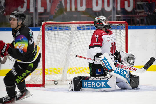 Örebros målvakt Jhonas Enroth deppar