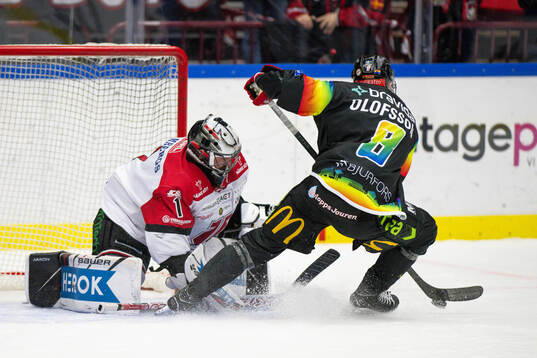 Malmö Redhawks Johan Olofsson och Örebros målvakt Jhonas