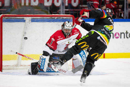 Malmö Redhawks Lauri Pajuniemi 0ch Örebros målvakt