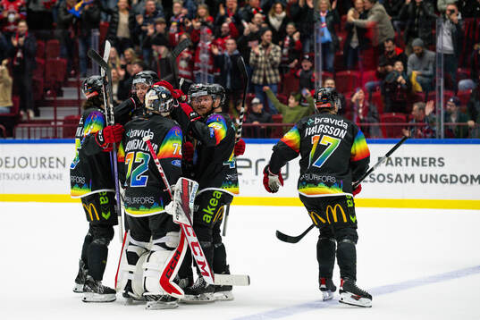 Malmö Redhawks spelare jublar