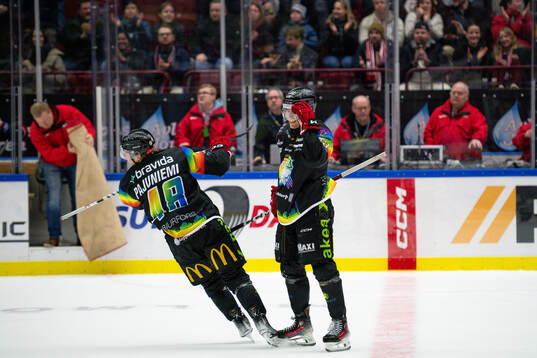 Malmö Redhawks Janne Kuokkanen och Lauri Pajuniemi  jublar