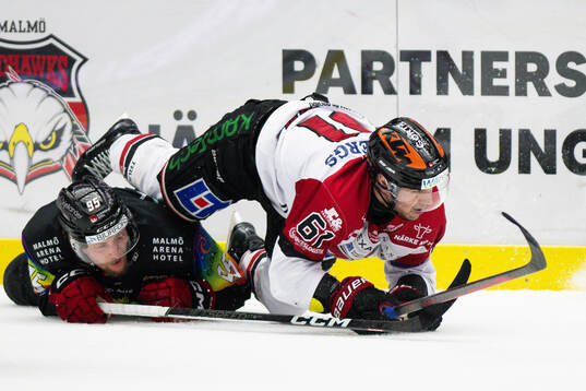 Malmö Redhawks Carl Persson och Örebros Ludvig Larsson