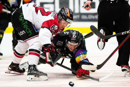 Malmö Redhawks Christoffer Forsberg och Örebros Robert