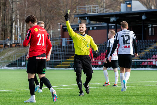 Brommapojkarnas Alex Timossi Andersson får en varning av