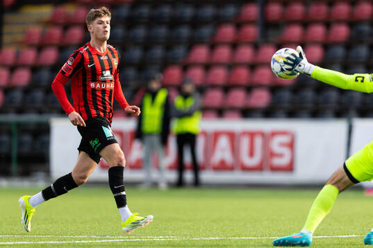 Brommapojkarnas Frederik Christensen med ett skott som