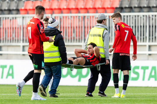 Brommapojkarnas Kevin Ackermann lämnar planen