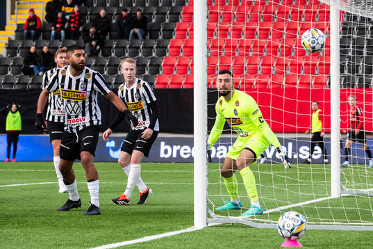 Landskronas Rassa Rahmani och målvakt Amr Kaddoura deppar