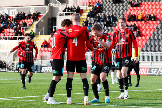 Brommapojkarnas Eric Björkander jublar