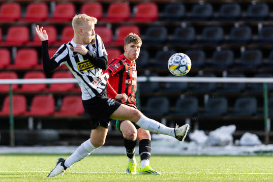 Brommapojkarnas Frederik Christensen med ett inläggunder