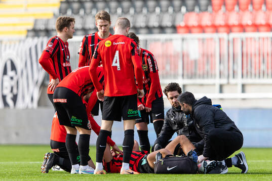 Brommapojkarnas spelare samlas runt Kevin Ackermann som