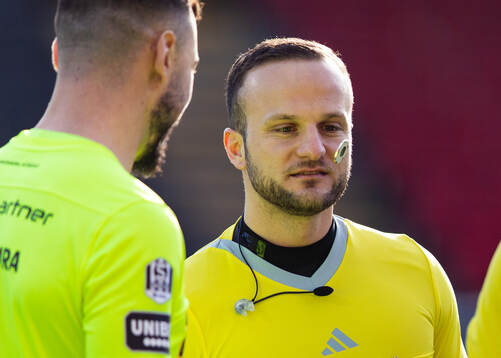 Domare Rinon Hasani singlar slant innan fotbollsmatchen i
