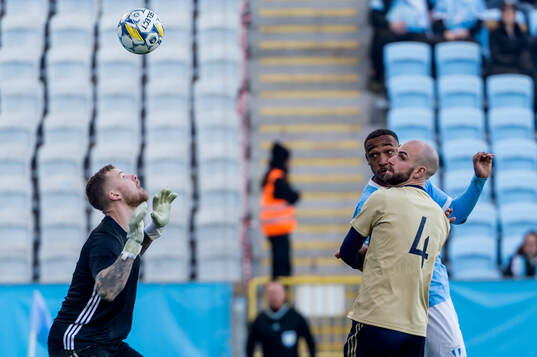 Östers IFs målvakt Robin Wallinder och Malmö FFs Derek