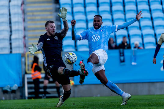 Östers IFs målvakt Robin Wallinder och Malmö FFs Isaac